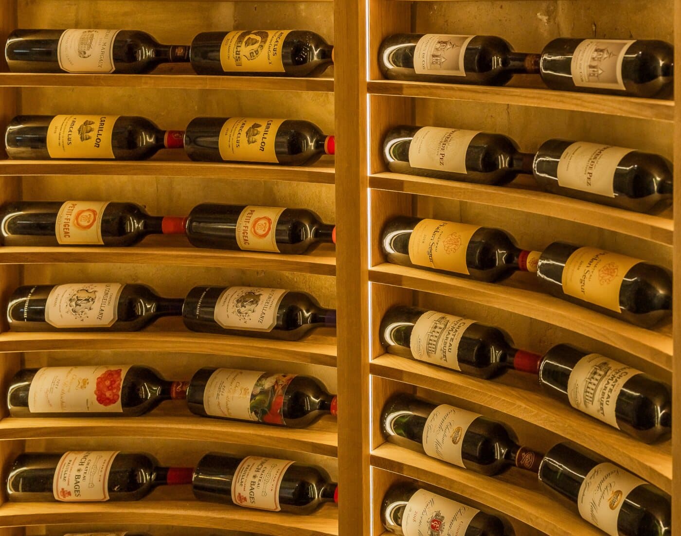 La cave à vin d’Hestia, grands crus couchés en casiers